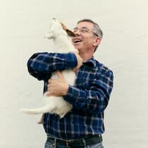 Er hat Missstände  am Tierspital aufgedeckt – und den Job verloren Jorge Pereira lacht mit Hund - Jorge Pereira war Pflegehelfer am Tierspital Zürich. Er dokumentierte, wie verletzte Hunde und Katzen in ihrem Kot liegen mussten. Dann wurde er entlassen