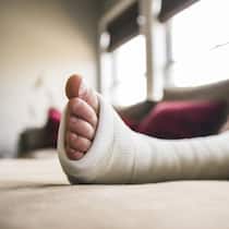 Bundesgericht lässt Mutter abblitzen – Gipsbein reicht nicht für Betreuungsurlaub Original File Name: 1082120944