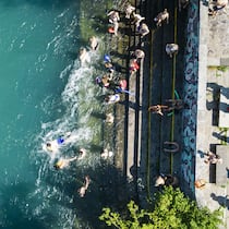 In Bern ist der Worst Case eingetroffen Schwimmer beim Schönausteg in Bern - In Bern tritt der Worst Case ein: ein Badeverbot – ausgerechnet auf dem beliebtesten Abschnitt der Aare