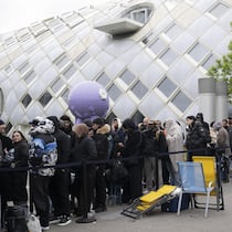 Im Schlund des Kapitalismus Warteschlange vor dem Swatch-Store in Biel - Achtung, Gefahr! Die Warteschlange – einst totgesagt – frisst wieder Menschen