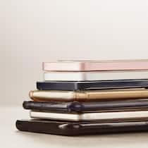 Handy-Diebe schlagen zweimal zu Das Smartphone ist weg. Und jetzt? Weil moderne Handys gut gesichert sind, greifen Diebe zu gewieften Tricks, um an Ihre Daten zu kommen. So durchschauen Sie die Maschen Ein Stapel Handys -