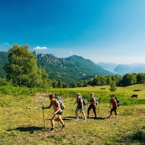 Deshalb ist Wandern das beste Fitness-Training Eine Gruppe von Wanderern - Am Wochenende noch nichts vor? Dann ab in die Berge! Das ist nämlich nicht nur erholsam, sondern hält uns auch fit und schlank