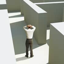 Ich will hier raus! Ein Mann steht in einem Labyrinth und kennt den Ausweg nicht. So geht es vielen, die einfach nur weg vom Job wollen und nicht wissen, wie.