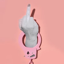 Die 7 Sünden auf Social Media Rosa Handschellen mit einer Hand darin, die den Mittelfinger zeigt