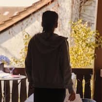 Zürcher Sozialamt lässt dreifache Mutter im Stich Eine alleinerziehende Mutter von drei Kleinkindern verliert fast ihre Wohnung – bereits zum zweiten Mal. Die Stiftung SOS Beobachter wendet das Schlimmste ab Elena Ilić von hinten, auf dem Balkon -