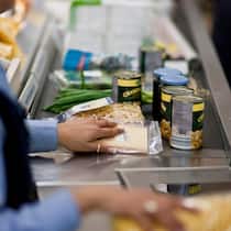 Als Mutter im Verkauf arbeiten? Fast unmöglich Kassiererin bei der Arbeit; Detailhandel Als Mutter im Verkauf arbeiten? Fast unmöglich Politische Vorstösse wollen die Öffnungszeiten immer weiter verlängern. Mit einem Familienleben ist das kaum vereinbar. Eine Betroffene erzählt.