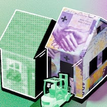 Wer jetzt die Hypothek amortisieren sollte – und wer nicht Ein Gabelstapler fährt die Hälfte eines Hauses mit Geldscheinfassade zur Bank - Für wen es sich nach dem Aus des Eigenmietwerts lohnt, seine Hypothek zu amortisieren.