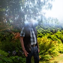 Der Tag, an dem der Unsterbliche starb Urs Künzer (Name geändert) anonymisiert fotografiert im Garten -