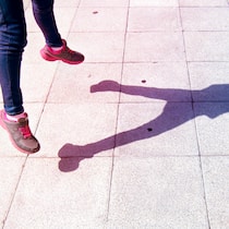 Diese drei Fähigkeiten lernen die Kinder heute nicht mehr Schatten eines Kindes, das den Hampelmann macht - Erziehung ändert sich von Generation zu Generation. Das ist gut so. Aber nicht nur. Denn es gibt wichtige Fähigkeiten, die Kinder heutzutage nicht mehr automatisch erlernen