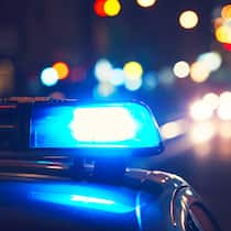 So straft der Staat Ein Polizeiauto fährt mit Blaulicht auf der Strasse