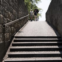 Ein «Vampir-Modus» entlarvt Zürichs Schattenseiten Zwei Personen, die die Treppe des Lindenhofs hinunterlaufen, fotografiert waehrend der Hitzewelle und der extremen Temperaturen um etwa 14:50 Uhr am Donnerstag, 30. Juli 2026, in Zuerich. KEYSTONE/Gaetan Bally)