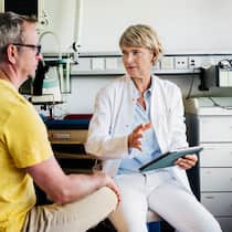 «400 Franken Mindestfranchise – ein Hohn gegenüber dem Fussvolk» Ärztin und Patient - Die Mindestfranchise soll von 300 auf 400 Franken steigen. Die Idee dahinter: Versicherte sollen Kosten stärker selbst tragen. In den Kommentarspalten wird der Beschluss des Bundesrats kontrovers diskutiert