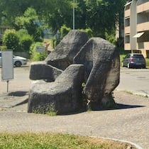 Ist das Kunst oder kann das weg? Bildschirmfoto Google Street View vom Steinbrunnen vor der Migros in Dietlikon. Die Brunnenanlage ist eine Arbeit des Künstlers Jürg Altherr. Die Gemeinde hat den Brunnen 2025 ohne Wissen um die Geschichte des Kunstwerks entfernen lassen.