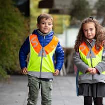 So bereiten Sie Ihren Jungspross auf den Kindergarten vor Ein kleiner Junge und ein Mädchen machen sich auf den Weg zum Kindergarten - Mit dem Chindsgi beginnt für die Kleinsten ein neuer Lebensabschnitt. Was Eltern ihren Kindern mit auf dem Weg geben können und welche Fähigkeiten es für den Kindergarten besitzen sollte.