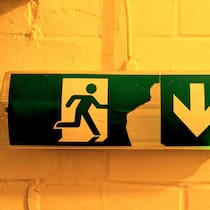 Deshalb brauchen wir dringend mehr Spielverderber beschädigtes, abgenutztes Notaussgangschild - Die Katastrophe im Wallis weckt böse Erinnerungen: Als unsere Autorin 2017 Mängel in einem Luzerner Club aufdeckte, schlug ihr öffentlicher Hass entgegen. Sie würde es trotzdem wieder tun