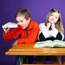 «Buben überschätzen sich oft. Mädchen unterschätzen sich» Bub und Mädchen sitzen am Pult