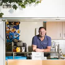 Zahlen mit Karte oder Twint kommt Lädeli teuer zu stehen Bargeldloses Zahlen kostet ihn jedes Jahr einen fünfstelligen Betrag: Andreas Glättli, Camping-Betreiber; Twint, Karte & Co. Den Bargeldlos-Trend zahlen wir alle Immer weniger Kundinnen und Kunden zahlen mit Bargeld. Was viele nicht wissen: Das kostet besonders kleine Lädeli einiges. Und so indirekt uns alle.