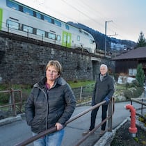 Ein Berner Dorf kommt unter die Räder Margrit Steiner und ihr kämpferischer Nachbar Gerhard Zumstein in Leissigen BE