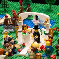 Heirat soll keine Strafe mehr sein Hochzeit, in Lego nachgestellt; Heiratsstrafe Wie die Schweiz ungerechte Steuern beseitigen will Die Schweiz ringt mit der Abschaffung der Heiratsstrafe. Drei Vorschläge könnten die Steuerlast für Ehepaare senken. Gegner sagen aber, dass sie Geringverdiener stark belastet. Sind diese Lösungen also gar nicht so gerecht?