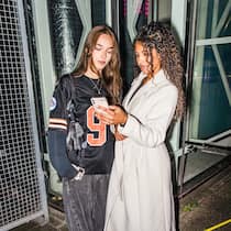 Alles Tiktok oder was? Nora, 18 und Samawada, 17; Tiktok ist das neue Google Wie die Gen Z das Internet auf den Kopf stellt Sie ist jung, neugierig, online – aber die Gen Z sucht Informationen nicht auf Google, sondern in Tiktok-Videos. Warum?