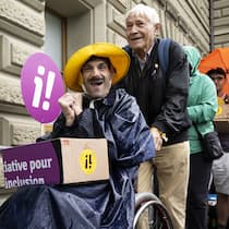 108’000 Unterschriften für Selbstbestimmung Eine Person im Rollstuht uebergibt eine Schachtel mit Unterschriften auf einer speziell installierten Rampe, waehrend der Uebergabe der Inklusions-Initiative an die Bundeskanzlei, am Donnerstag, 5. September 2024 vor der Bundeskanzlei, in Bern. Die Initiative verlangt die Gleichstellung von Menschen mit und ohne Behinderungen in allen Lebensbereichen. (KEYSTONE/Anthony Anex)