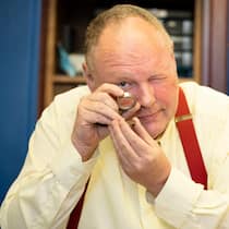 … sind Kriminelle auf Goldvreneli aus? Fabio Luraschi - Der 57-Jährige kauft in seinem Geschäft in Zürich Geschäft Gold, Schmuck und alte Münzen gegen bar. Und erfährt viel über menschliche Schicksale