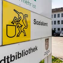 Bericht zeigt zahlreiche Verfehlungen auf Schild des Sozialamts Dübendorf