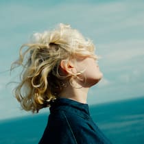 «Meine Krankenkasse wollte das Medikament nicht zahlen» Junge Frau von der Seite (Symbolbild); Zu spät diagnostiziert? Krankenkasse will ADHS-Medikament nicht zahlen Eine junge Frau ärgert sich: Die Concordia weigert sich, die Kosten ihres ADHS-Mittels zu tragen – weil ihre Diagnose erst mit 23 erfolgte. Der Beobachter zeigt: Das ist nicht zulässig.