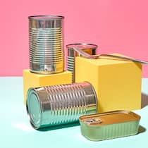 Notvorrat berechnen: Was, 200 Hygienemasken? Dosenessen und eine Gabel vor rot-grünem Hintergrund. Was in einen Notvorratgehört.