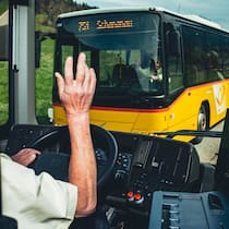 Grüsse gehen raus – und machen Freude Busfahrer grüsst mit erhobener Hand einen entgegenkommenden Busfahrer - Wer andere grüsst, lebt besser. Trotzdem verzichten viele auf ein Hallo. Das ändert sich jetzt. Grund ist ein Busfahrer