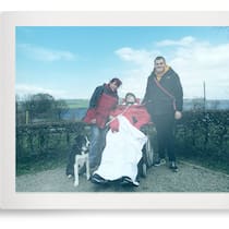 Er will gehen – aber er darf nicht Polaroid von Christian Spengler (im Rollstuhl) mit seiner Familie. Ein Mann möchte mit Exit aus dem Leben scheiden. Das ist im Paraplegiker-Zentrum Nottwil nicht erlaubt. Das Thema stellt Pflegeeinrichtungen vor schwierige Fragen.