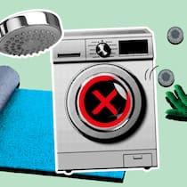 Nicht alles ist ein Mietmangel Eine Waschmaschine, ein Duschkopf und Rollteppich vor einer grünen Hand, die Münzen hochwirft. Diese Irrtümer kursieren über Mietmängel.