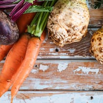 Mit buntem Gemüse durch die dunkle Jahreszeit Verschiedene Wintergemüse von Rüebli, Randen bis Weisskohl liegen auf einem Holztisch. Welches Gemüse bietet sich im Winter an? Tipps für eine abwechslungsreiche Zubereitung von Wintergemüse