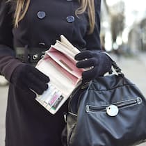 Jugendliche erben keine Schulden mehr Eine junge Frau zeigt ihr leeres Porte Monnaie.