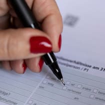 Das ändert sich, wenn die Heiratsstrafe abgeschafft wird Frauenhand und Steuererklärung - Am 8. März stimmen wir darüber ab, ob künftig auch Verheiratete einzeln besteuert werden. Doch werden Ehepaare durch die Individualbesteuerung wirklich entlastet? Was Sie dazu wissen müssen