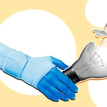 Streit um das Arztzeugnis – das gilt bei Krankschreibung Eine bandagierte Hand mit einer zerbrochenen Glühbirne, aus der ein Pinsel und ein Hammer ragen. Was gilt beim Arztzeugnis?