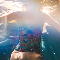 Ein rettender Sprung ins Blaue Unterwasseraufnahme einer Frau, die schwimmt.