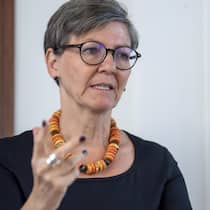 Jetzt will Terre des Hommes die Experimente an Kindern untersuchen Porträt von Barbara Hintermann - Experimentelle Operationen an Kindern – vermittelt von Terre des Hommes: Nach der Beobachter-Recherche kündigt die Direktorin des Hilfswerks eine Untersuchung an. Für eine Entschuldigung sei es aber zu früh.