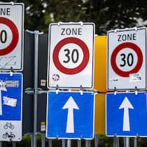 Mit Vollgas am Ziel vorbei Tempo 30-Zone- und Einbahnschilder - In Zürich ist Zeit die härteste Währung. Doch kürzlich erlaubte sich die Stadtverwaltung einen kostspieligen Schildbürgerstreich