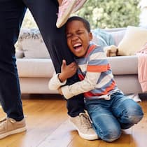 «Fafo» – dieser Erziehungstrend ist ziemlich fragwürdig Schreiender Junge hält sich an Erwachsenem fest- Auf Social Media wird «Fafo» als Wundermittel gegen Machtkämpfe gefeiert. Doch ein Berner Experte warnt: Wer Kinder bewusst «auflaufen» lässt, schadet der Beziehung. Auch wenn es nur um eine Jacke geht