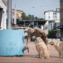 Auch jenseits des Gotthards droht nun ein Pipi-Gate Mann giesst in Chiasso Wasser über Hunde-Pipi - Am Bahnhof Müllheim-Wigoltingen könnte bald jeder mit einer Wasserflasche unterwegs sein. Der Grund? Ein teures Umbauprojekt mit einem kleinen Mangel – und eine neue Regel in Chiasso