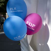 Das Millionen-Chaos in der FDP-Buchhaltung FDP-Luftballons - Excel-Panne, vergessene Millionen, illegale Spenden: Die FDP verstiess gegen das neue Transparenzgesetz, will die Milliardärsfamilie Schmidheiny als Spender geheim halten und schrammte knapp an einer Strafanzeige vorbei
