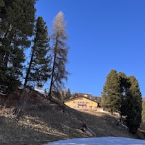 Die Villa-Pläne der Pro Juventute alarmieren die Aufsicht Chesa Spuondas am Suvrettahang in St. Moritz - Mitten am exklusiven Suvretta-Hang von St. Moritz plant Pro Juventute eine Luxusvilla. Damit sollen zusätzliche Einnahmen generiert werden. Die Stiftungsaufsicht ist alarmiert