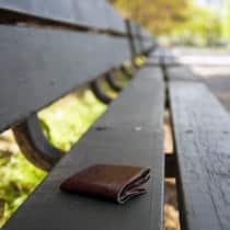 Was Ihnen zusteht, wenn Sie einen Schatz finden jemand hat das Portemonnaie auf einer Sitzbank liegen gelassen