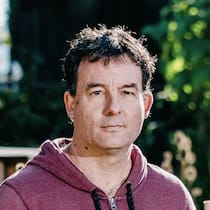 Beobachter Spezial Natur / Vorproduktion fuer Fruehling/Sommer 2023. Aufnahmen von Simon Koechlin, Biologe und Journalist, in seinem wilden Garten seines Einfamilienhauses in Brittnau, AG. Koechlin fotografiert Schwebefliegen. Aufgenommen am 20.9.2022, in Brittnau, AG. Hier auf dem Bild: Portrait Simon Koechlin und beim fotografieren von Schwebefliegen in seinem wilden Garten.