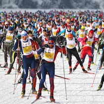 Schneller, schlanker – sportsüchtig SILS, 13MAR22 - Die Athletinnen und Athleten skaten über die gefrorenen Engadiner Seen anlässlich des 52. Engadin Skimarathon am 13. März 2022.