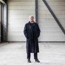 Voller Ideen, ohne Chance ALTDORF, 12.10.2020 - Ingenieur Martin Ziegler, fotografiert in der leeren Werkhalle in Altdorf, Kanton Uri. In der Werkhalle fertigte er mit seiner Firma einen Prototypen eines Flugzeugtriebwerks, das bis zu 50% weniger Treibstoff verbrauchte. PHOTO BY PASCAL MORA