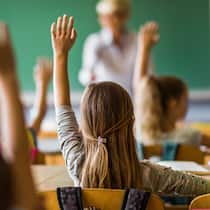 «Die Qualität der Volksschule ist in Gefahr» Aufstreckende Schülerinnen im Klassenzimmer