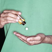 Gefährliche Mischung Mann lässt Tablette in Hand fallen