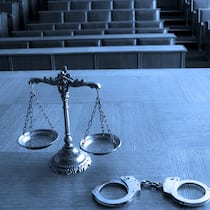 So macht man kurzen Prozess In einem abgedunkelten Verhörsaal steht ein grosser Tisch, auf dem eine Waage und Handschellen liegen. So funktioniert in der Schweiz das «vereinfachte Verfahren» bei Gerichtsprozessen.